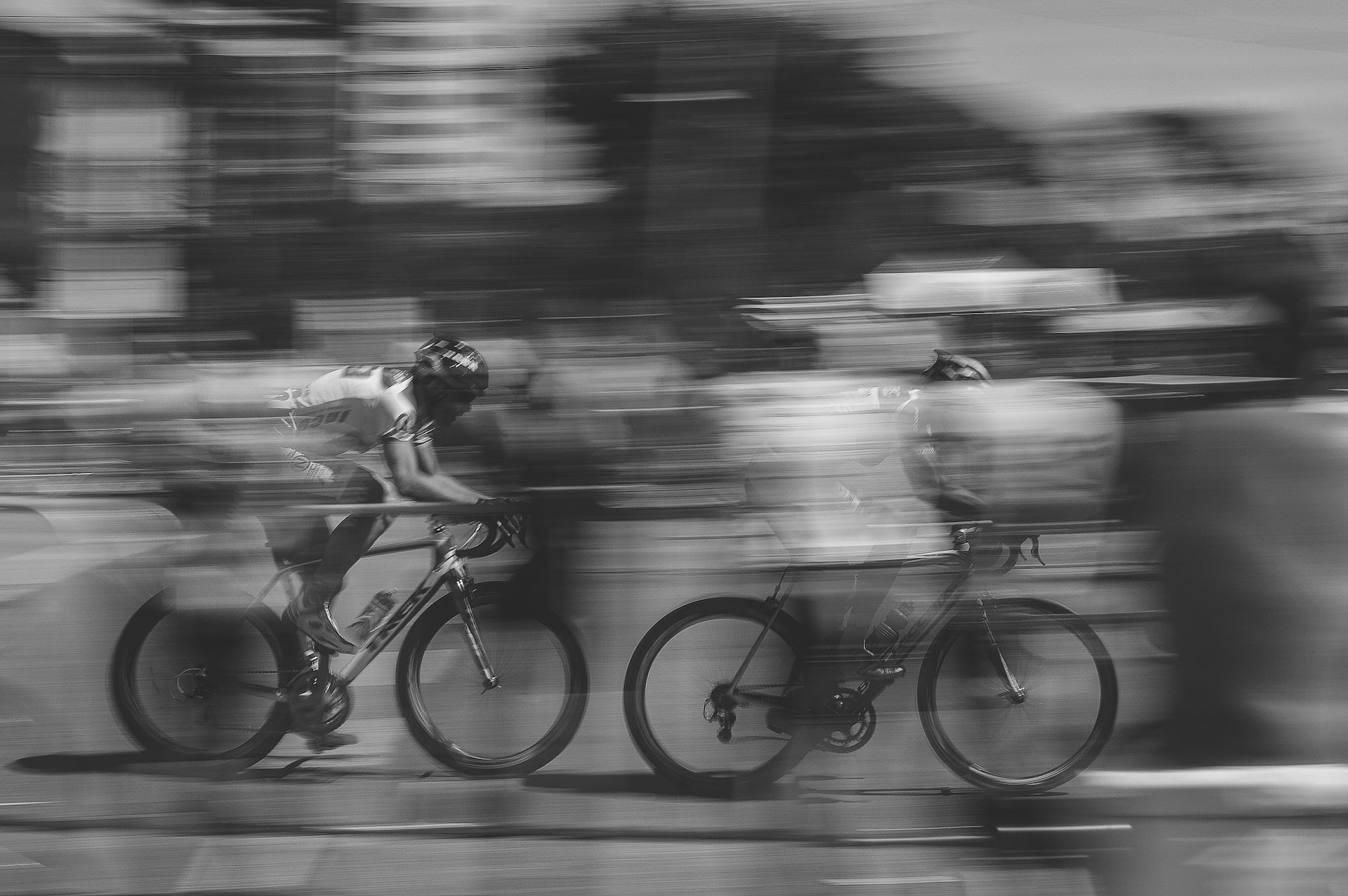 Two cyclists racing.